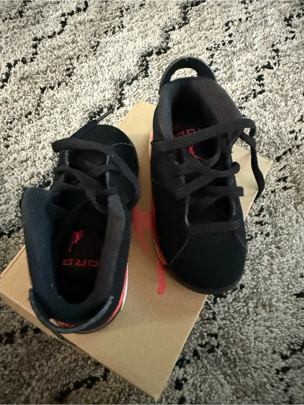Nike Kids Black and Red Low-Top Sneakers